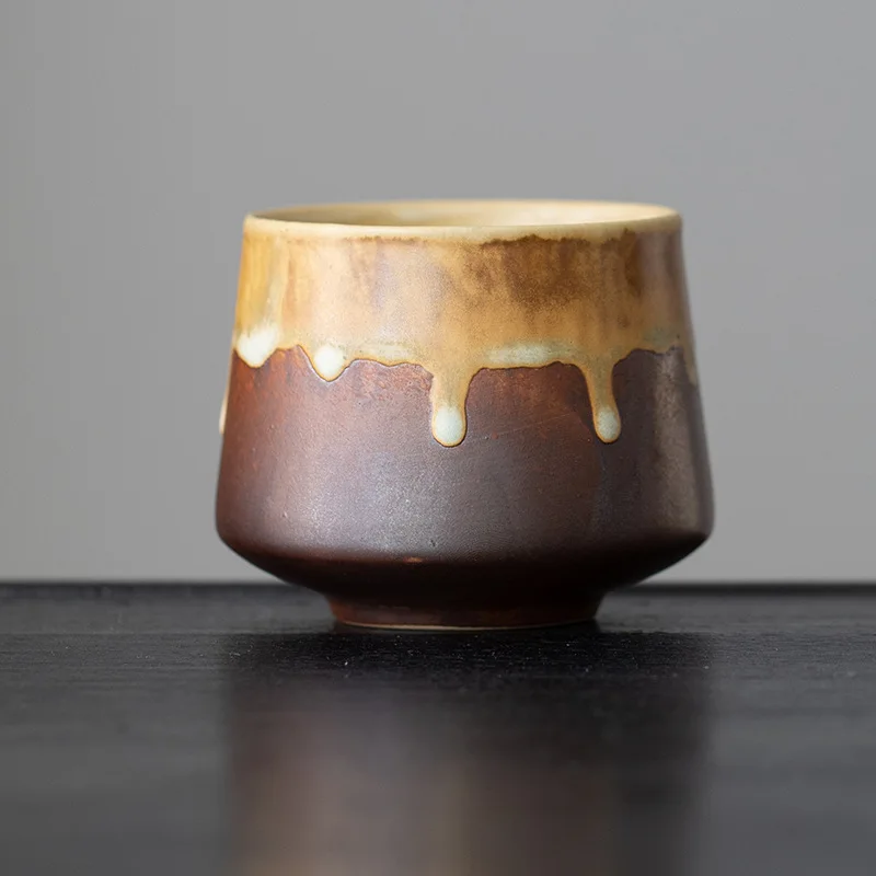 tasse en céramique marron design donut