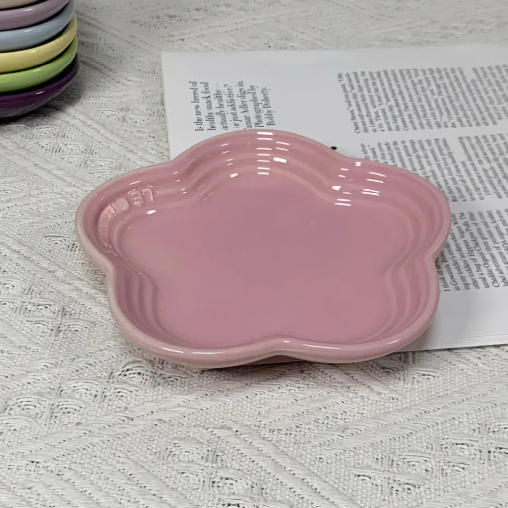 plat en céramique étoilé rose