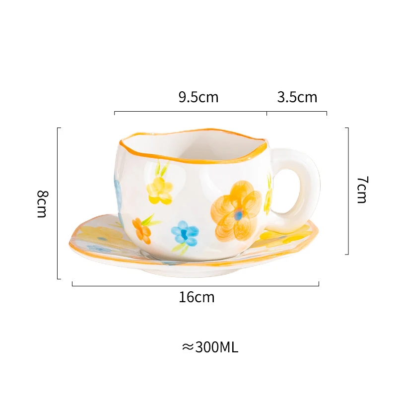 tasse en céramique blanche avec bord jaune et fleurs