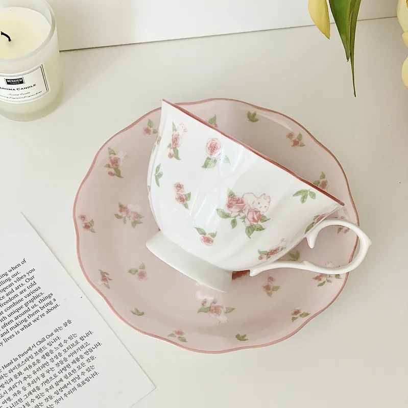 tasse à thé fleurie blanche et rose