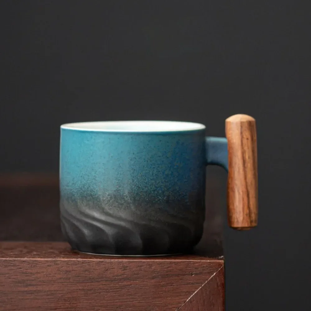 tasse à café bleue au design tourbillon