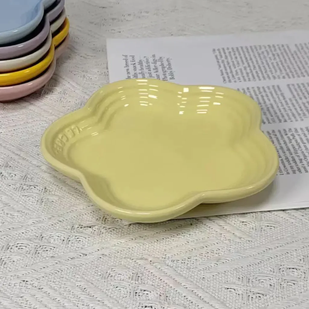 assiette céramique jaune avec motif floral