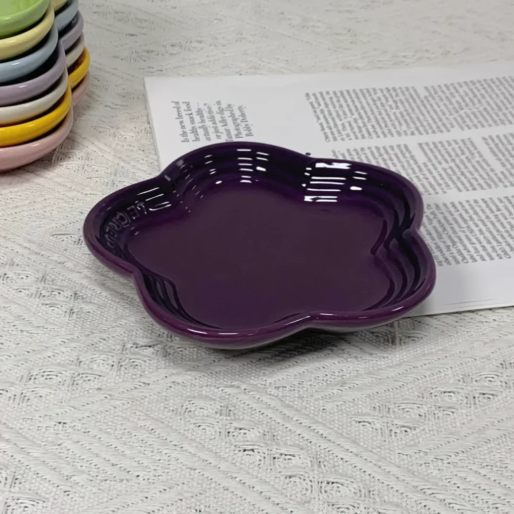 assiette décorative fleurie violette