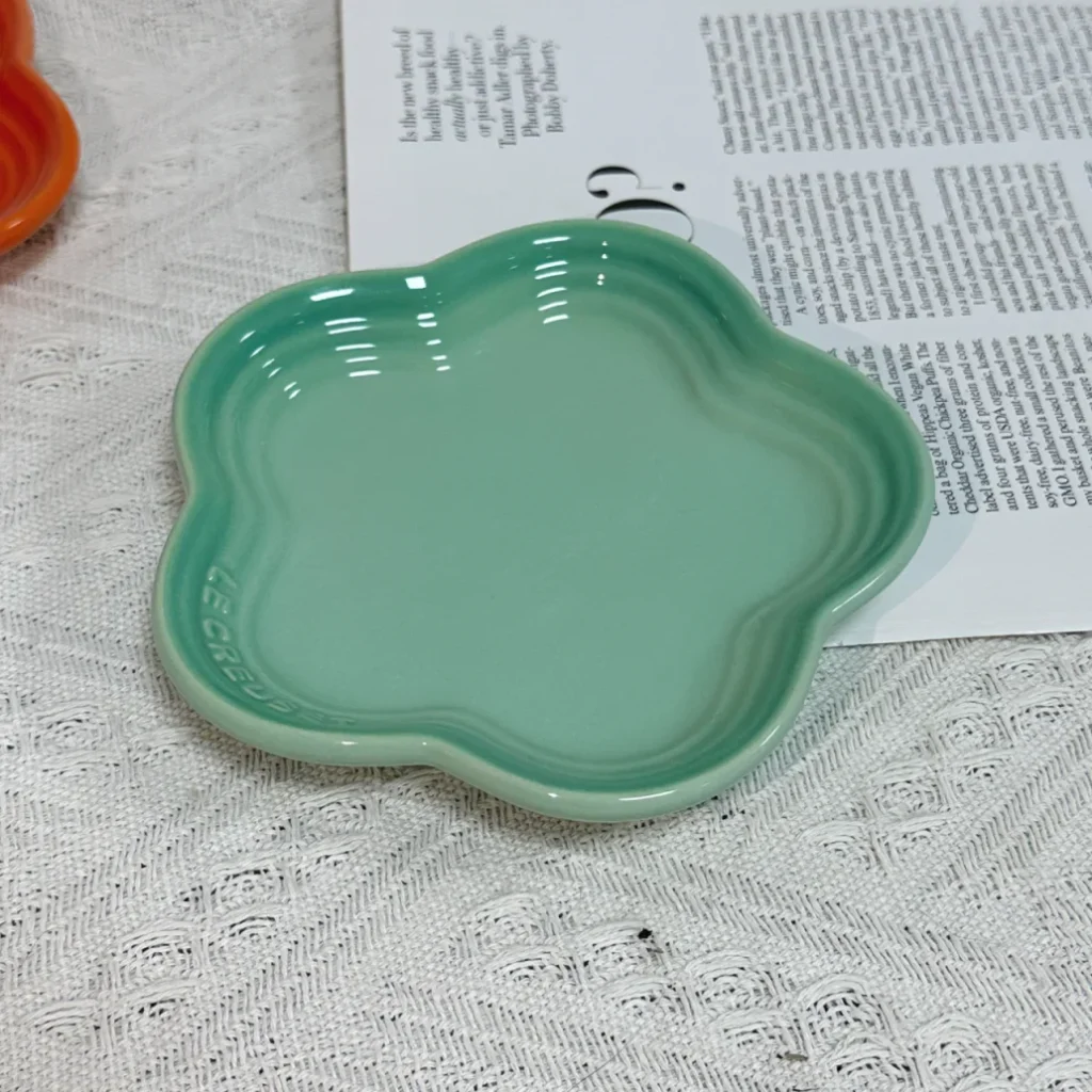 assiette en céramique turquoise fleurie